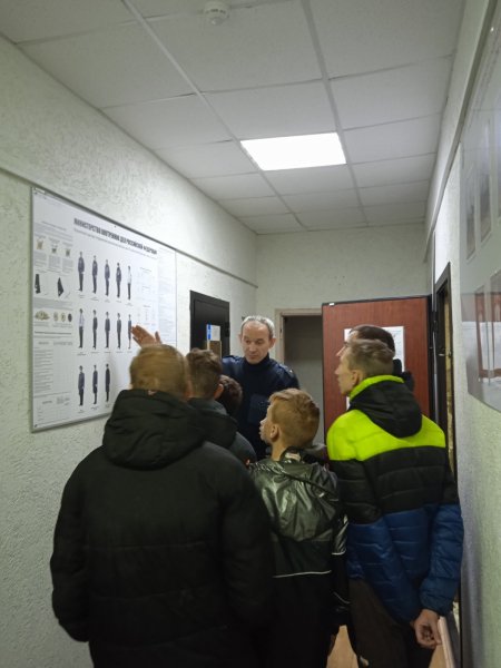 Дальнеконстантиновские полицейские провели для воспитанников детского дома экскурсию по отделу полиции